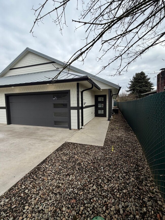 Building Photo - SD10th Unit 773