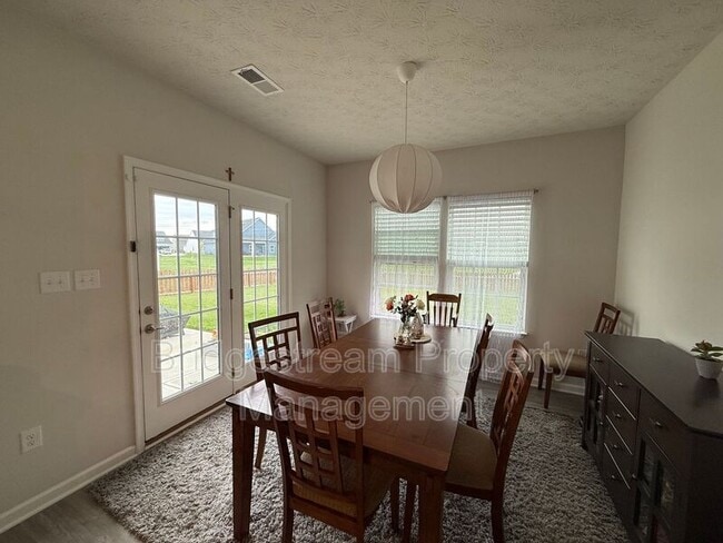 Photo - 2194 Schmidt Dr W