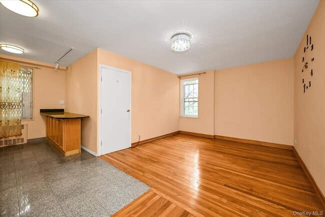 Photo - 140-18 Burden Crescent Unidad 411