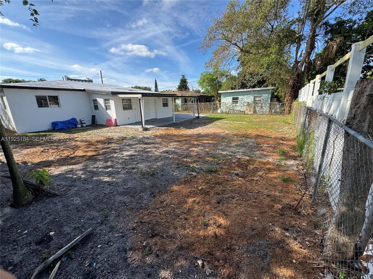 Photo - 701 NE 170th St