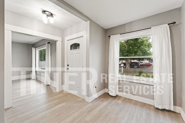 Photo - 348 B St