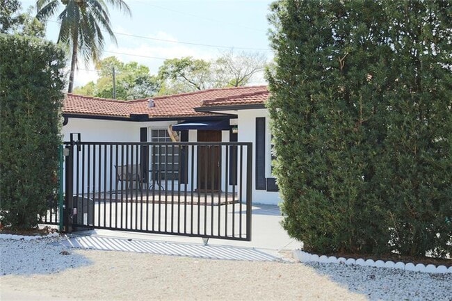 Photo - 641 SW 8th Ave Unidad Front