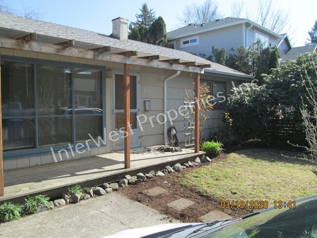 Building Photo - Montavilla Cutie! 2bd 1 ba home with Garag...