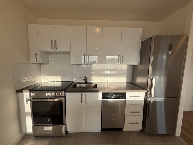 Photo - 283 Gilmour Av