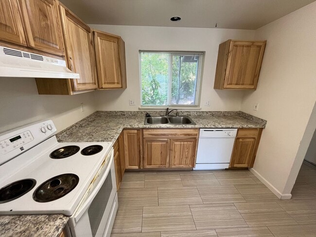 Photo - 3 Bed/2.5 Bath Two Story Spacious Duplex Unit in NE Bend - Tucson Way Unit 3