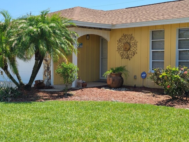 Photo - 725 Hibiscus Dr
