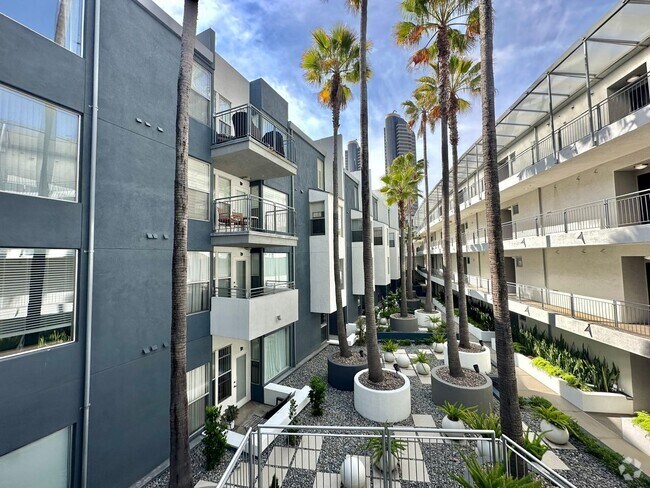 Building Photo - Luxury 2 Bed/2.5 Bath 2 Story Townhouse in... Unit 105