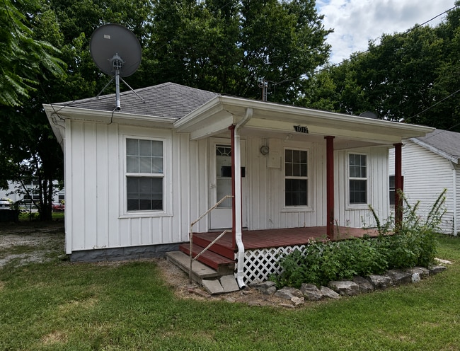 Building Photo - 3 bedroom | 1 Bathroom Home | Pets Welcome!