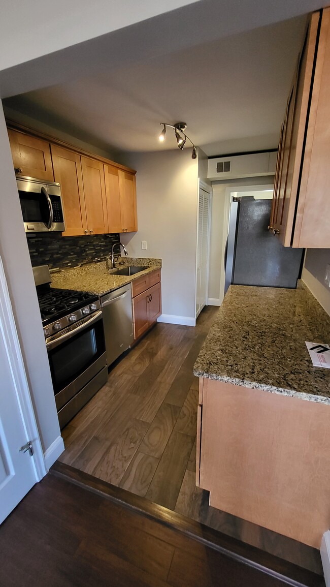 Building Photo - 1231 Penn St NE Unit 4