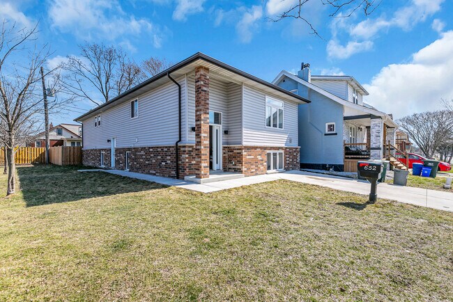 Photo - 652 Bridge Av