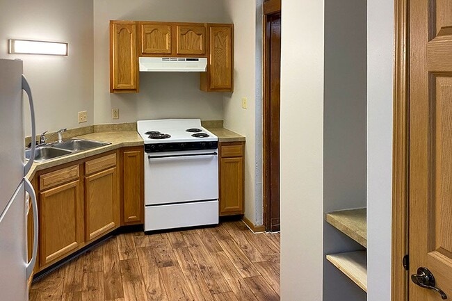 LINCOLN PARK APARTMENTS
