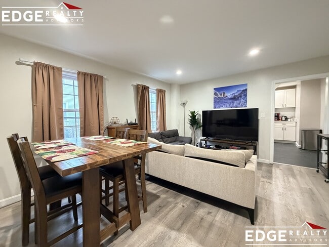 Building Photo - 73 Thorndike St