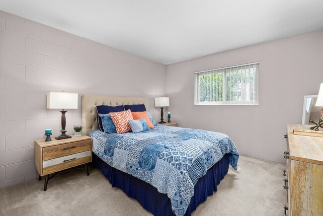 2HAB, 2BA - 950 ft² - West End Terrace