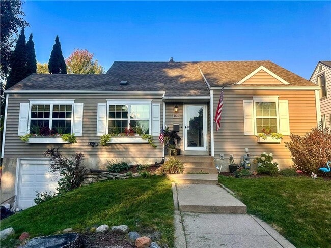 Building Photo - 2836 Dakota Ave S