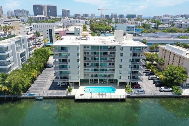 Building Photo - 9500 W Bay Harbor Dr Unit 2G Rental