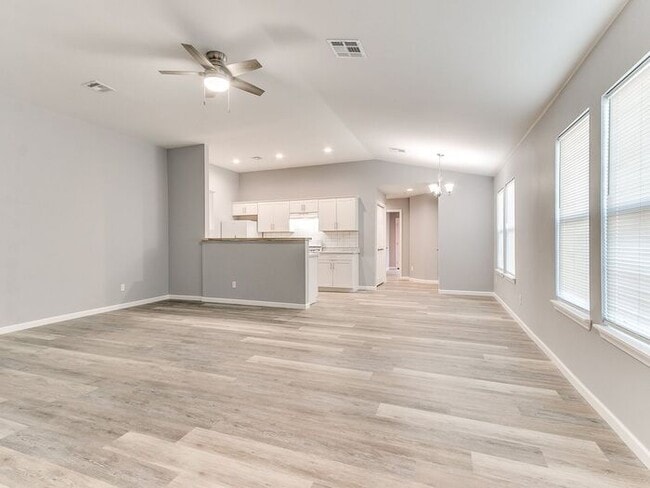 Building Photo - Great Location Rental