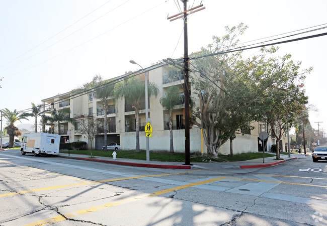 Photo - Hampton Court Apartments