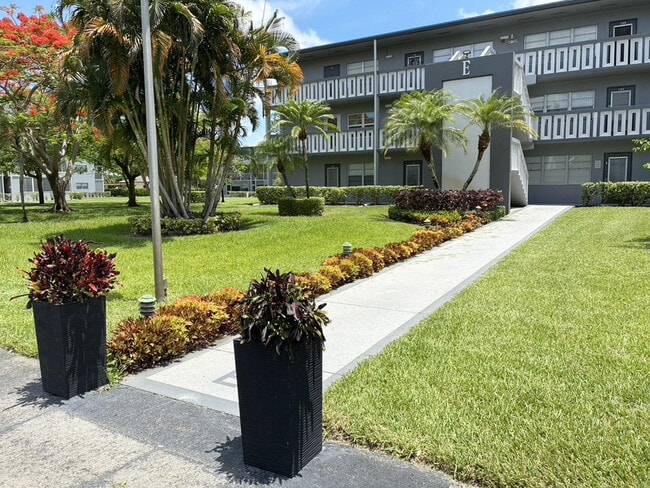 Building Photo - 171 Suffolk F Unit 171