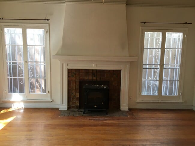 Building Photo - 1436 Formosa N Ave Unit 2