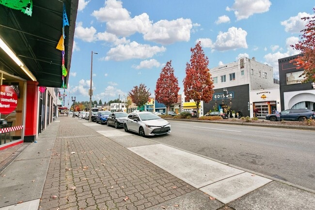 Building Photo - 5420 S Tacoma Way Unit 6