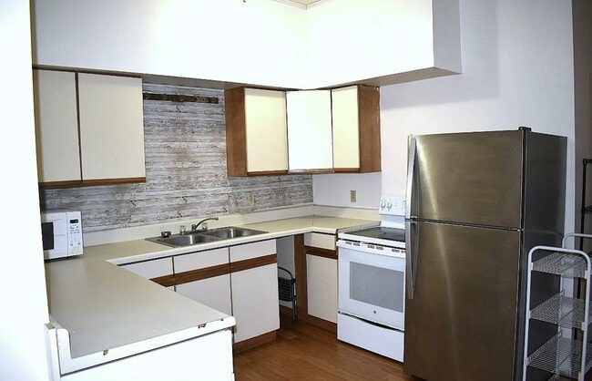 Building Photo - 138 Court St Rental