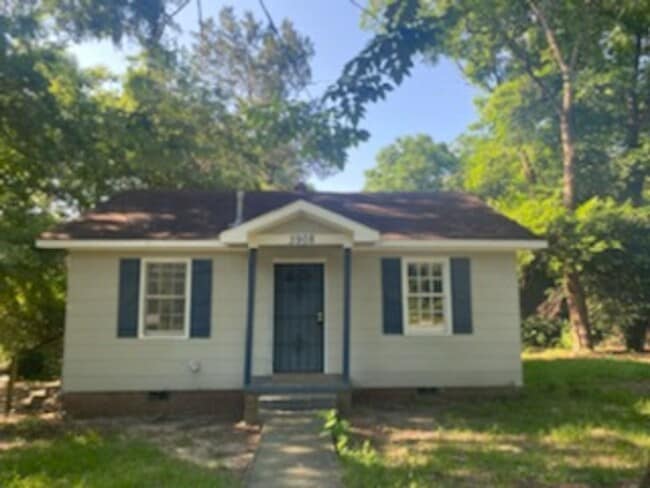 Building Photo - 3908 N Linden Dr Rental