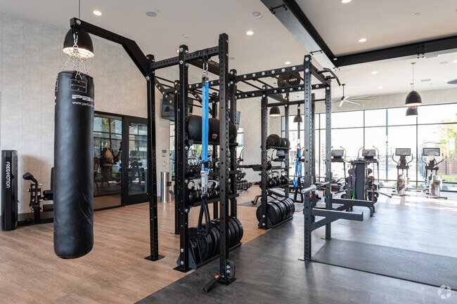 Gimnasio - Reveal Apartments & Townhomes