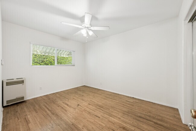 2BR, 1BA - 800SF - Primary Bedroom