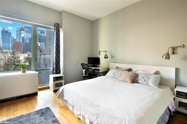 Photo - 415 W 44th St