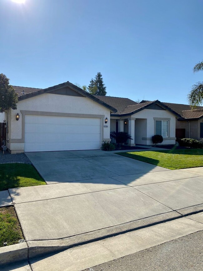 3 bedroom 2 bath SE Tulare - 3 bedroom 2 bath SE Tulare House