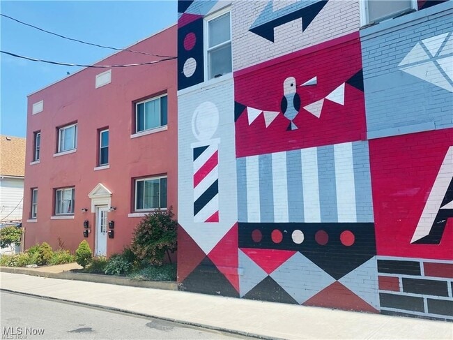 Building Photo - 1387 W 69th St Unit 1