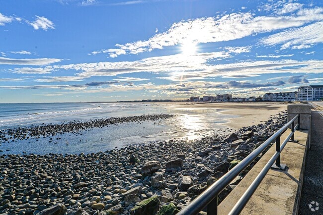 Building Photo - Gorgeous 2 bedroom very spacious condo at ... Unit 205