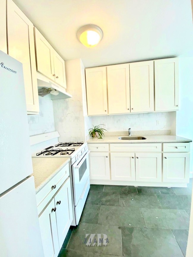 Building Photo - 160 Parkside Ave Rental