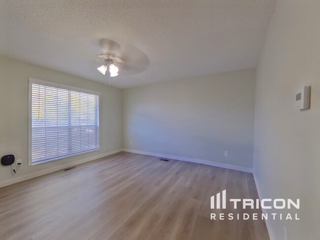 Photo - 2935 Clarendon Dr