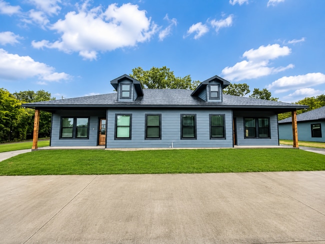 Building Photo - 1213 Oak Dr Unit 101