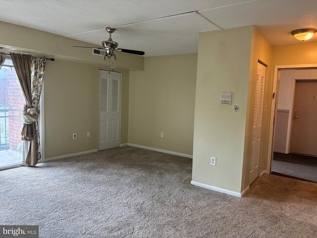 Building Photo - 6 Fox Hall Rd Unit 6