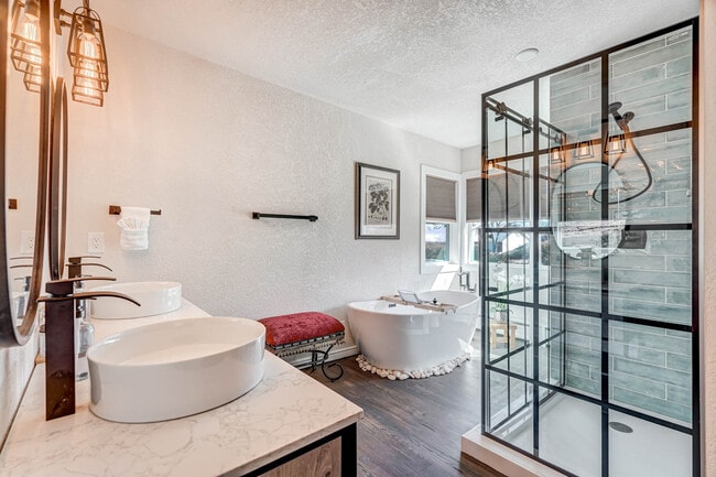 Oversized bathroom - 2022 Woodburn St Unit The Emperor Upstairs #1