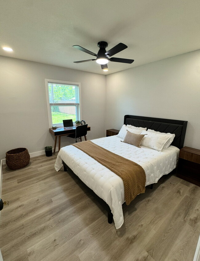 House close to UCF & Valencia with 4 Bedrooms for Students!