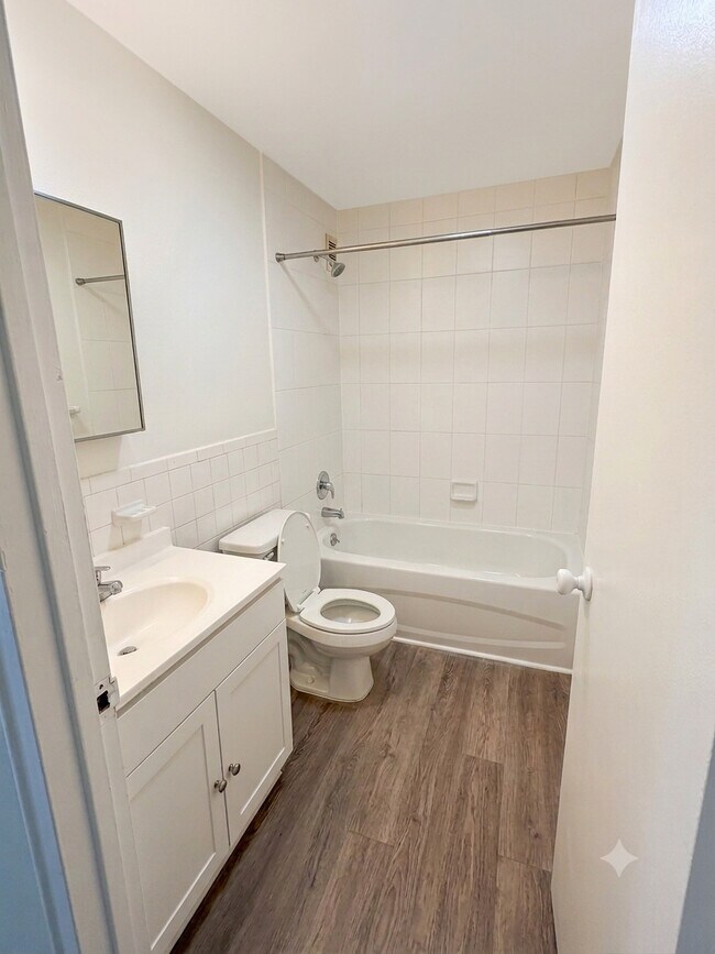 Photo - 145-175 Connaught Ave