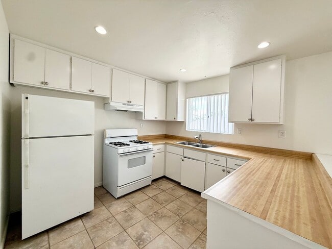 Building Photo - Imperial Beach Blvd. (Tortora) Unit 1143