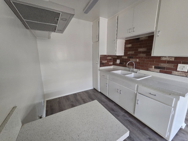 Photo - 13531 Wyandotte St Unidad 6