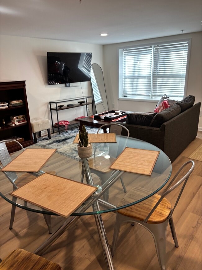 Building Photo - 402 Constitution Ave NE Unit B