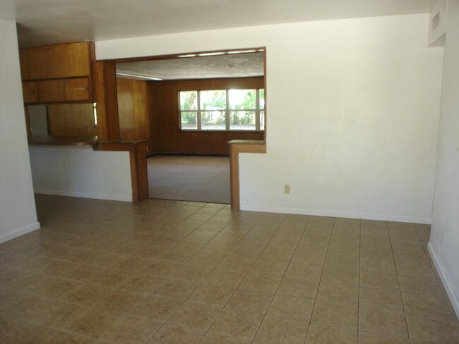 Building Photo - 715 Essex Rd Rental