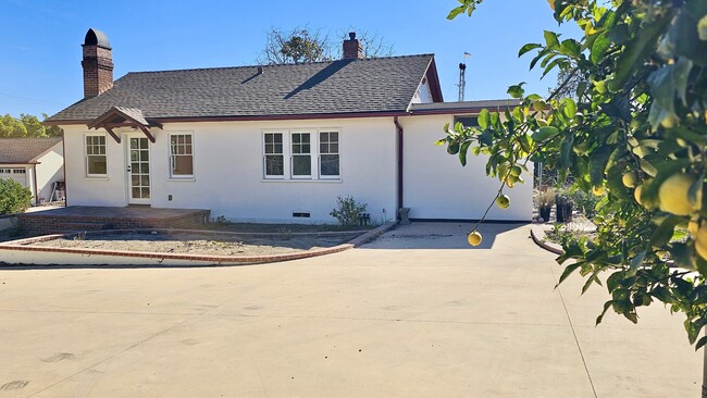 Front of Cottage - 2267 Aliso Canyon Rd Casa