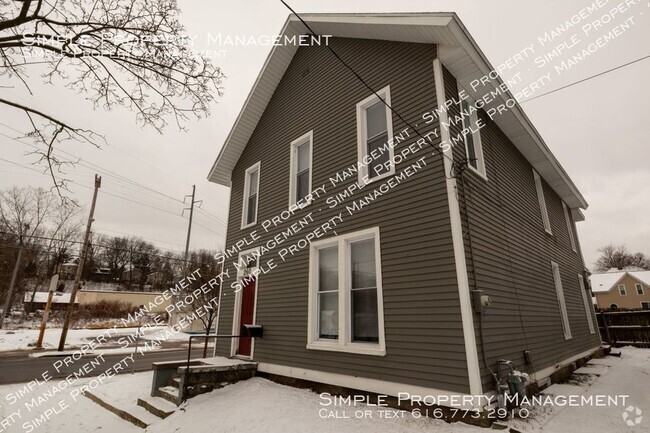 Building Photo - Beautiful 4 Bed, 2 Bath + Office! Close to... Rental