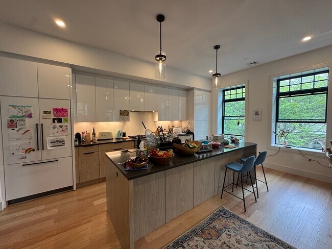 Building Photo - 1 Strathmore Rd Unit 3 Rental