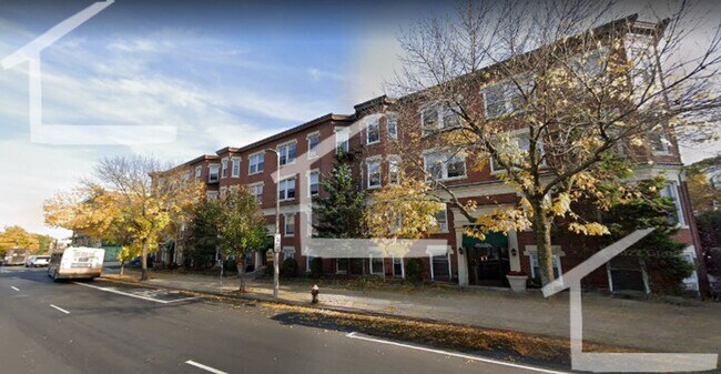 Building Photo - 2Br/1Bth apartment available Jan 1st! Public transportation, close to shops and restaurants!