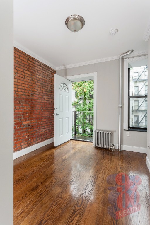 Building Photo - 422 E 9th St Rental