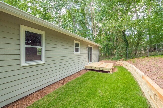 Photo - 2010 Lakeside Trail