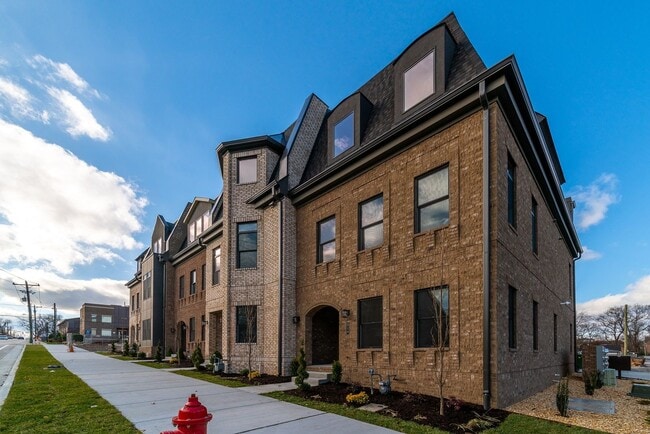Building Photo - Experience the best of urban living in this stunning 3BR/3.5BA home in the highly sought-after Ge...